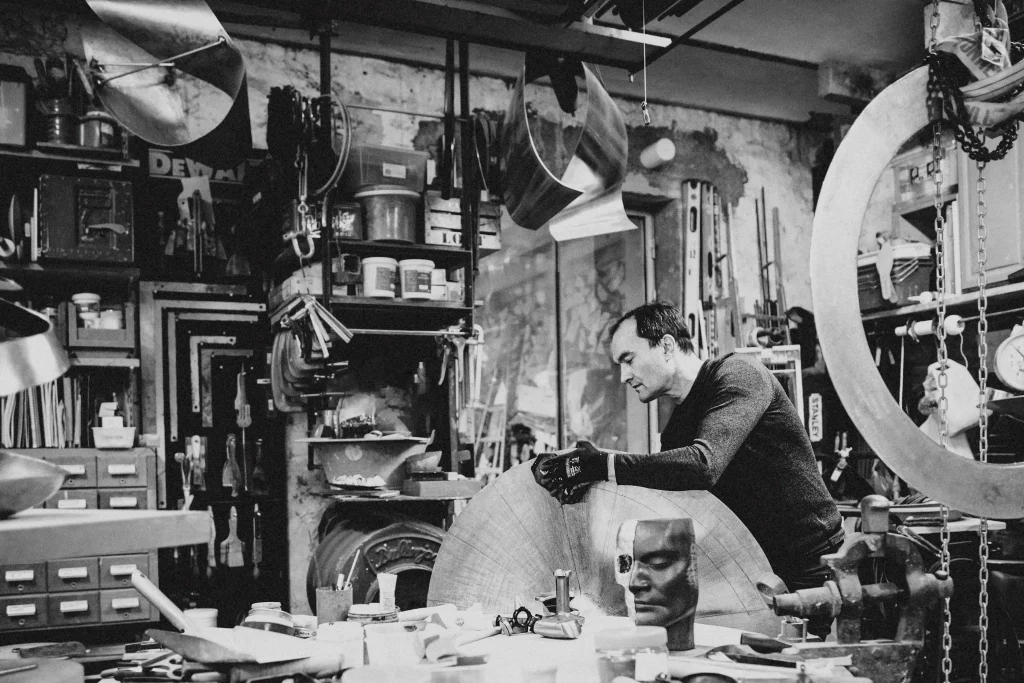 Roman Hamisky dans son atelier, proche de Milly-la-Forêt en Île-de-France